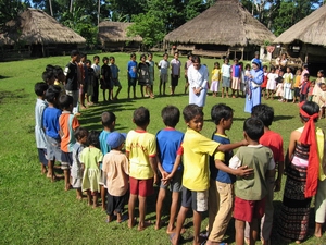 Kinder und Jugendliche in einem Kreis auf Sumba