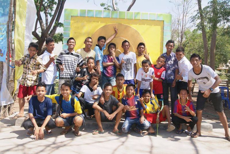 Schülerinnen und Schüler auf Sumba