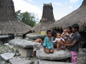 Kinder in einem Dorf auf Sumba