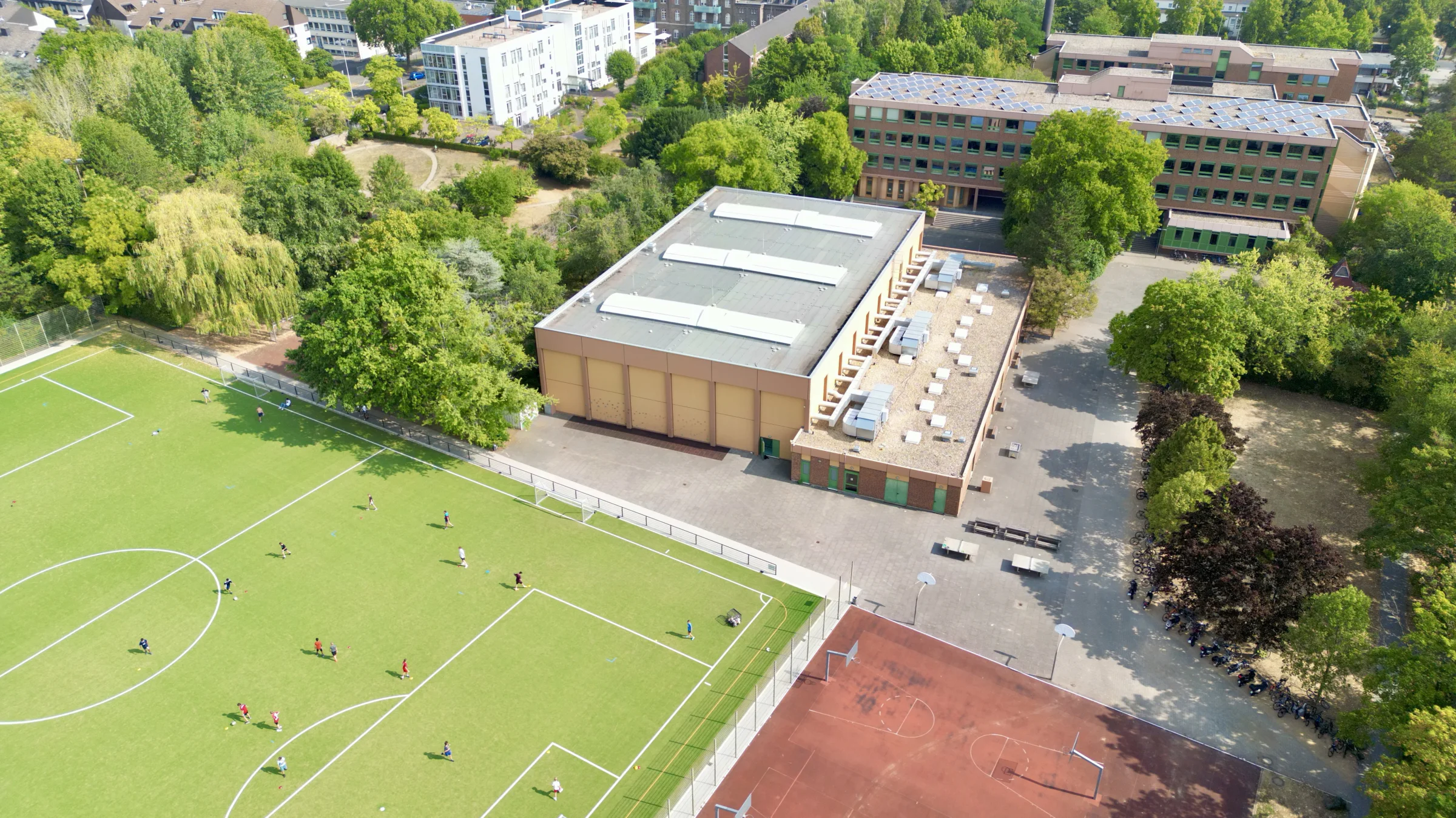 Luftaufnahme des belebten Schulcampus des Collegium Josephinum Bonn